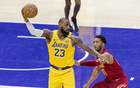 NBA高管:詹姆斯应自由签约而非执行球员选项,错误之举。