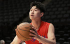 李群透露:崔永熙恢复9成,9月初归国备战CBA新季。